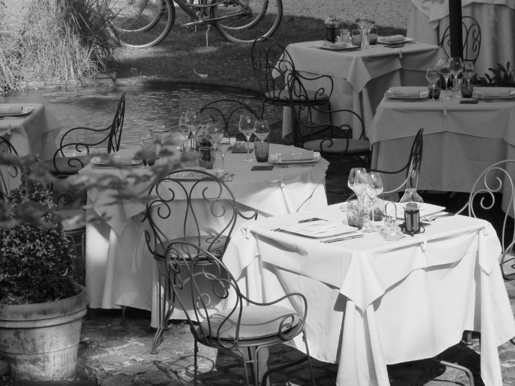 Logis Le Relais Louis Xi Hotel 3*